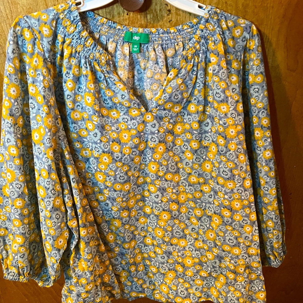 Cute ditsy flowered top NWT Brand Name is dIp plus size 3x